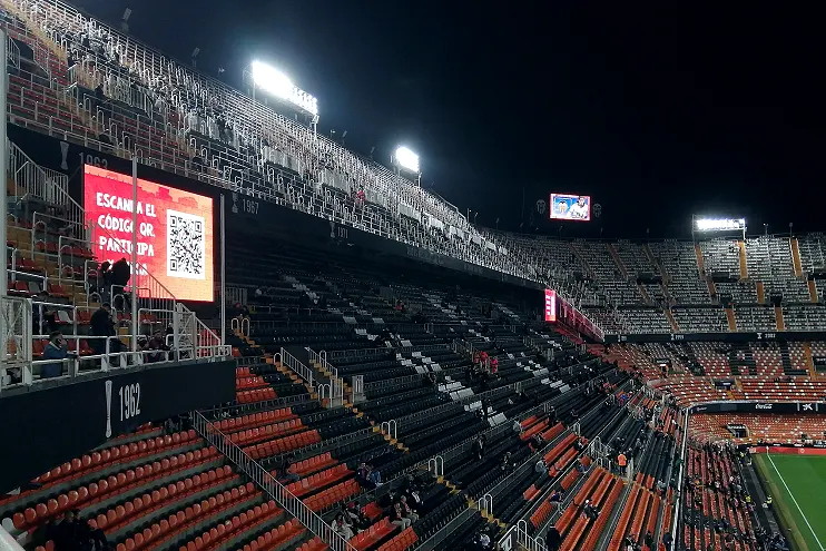训练后青少年球员补水与加餐的场边画面(补液需要变成习惯而不是任务)